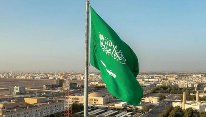 سعودی عرب کی ایئر ڈیفنس فورسز نے عراقی سرحد سے فضائی حدود میں داخل ہونے والے 3 مسلح ڈرونز کو کامیابی سے تباہ کر دیا ہے، جبکہ سعودی عرب نے یو اے ای کے جوہری پلانٹ کے قریب ڈرون حملے کی بھی شدید مذمت کی ہے۔