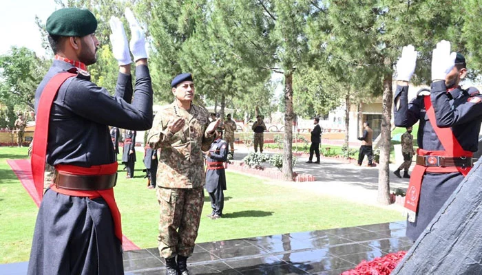 فیلڈ مارشل سید عاصم منیر نے ژوب میں مغربی سرحد پر جوانوں کے ساتھ عید منائی اور عزم ظاہر کیا کہ دہشتگردی کے سہولت کاروں کے خلاف پوری قوت سے آپریشن جاری رہے گا۔