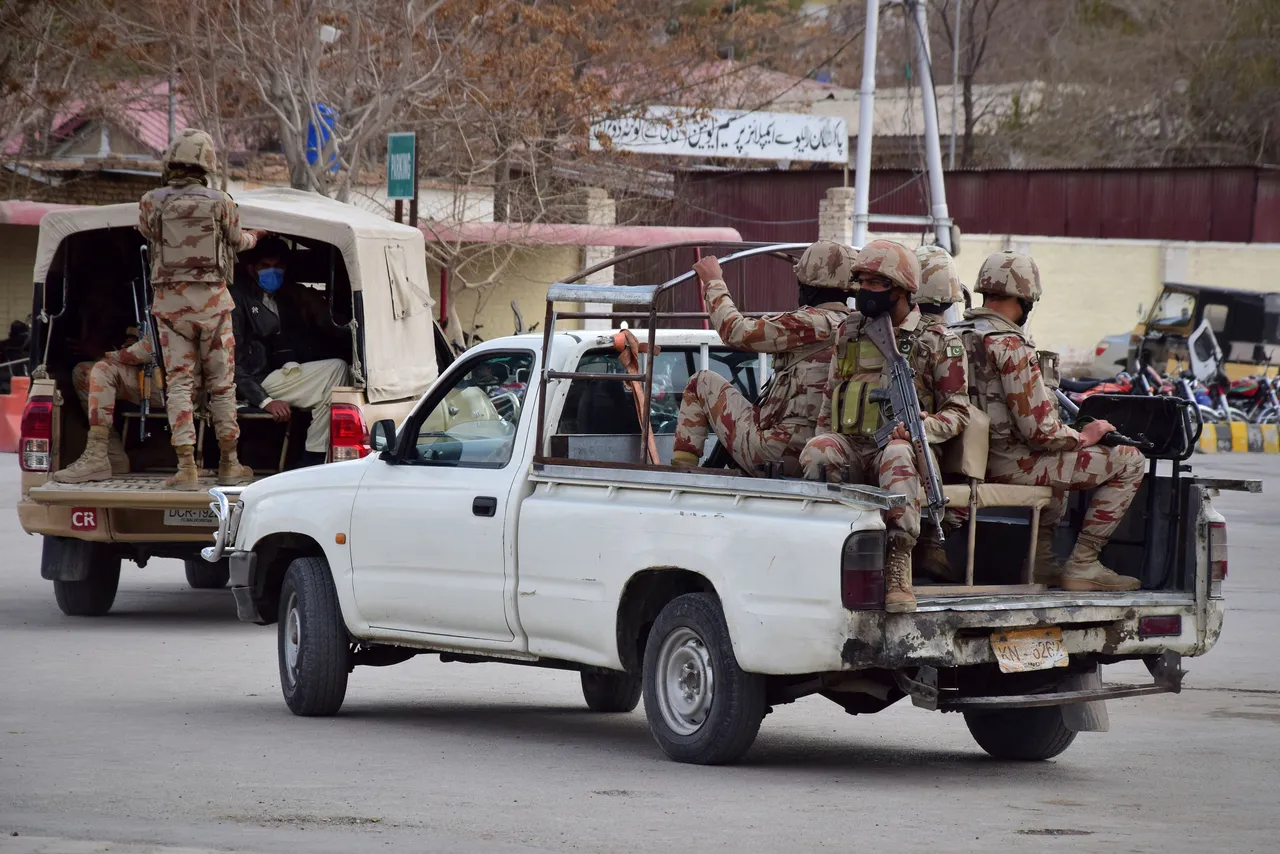 ضلع کرم میں سکیورٹی فورسز نے آپریشن کے دوران فائرنگ کے تبادلے میں 3 دہشت گرد ہلاک اور 2 اہلکار شہید ہو گئے۔