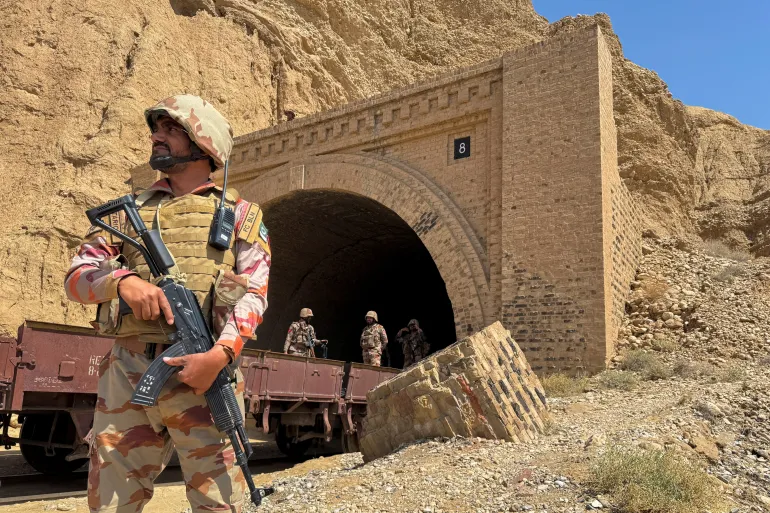 سکیورٹی فورسز نے سارا نان کے علاقے ارجم کلی میں کامیاب انٹیلی جنس آپریشن کرتے ہوئے فتنہ الخوارج کے اہم افغانی کمانڈر بصیر کو ہلاک اور اس کے ساتھی کو گرفتار کر لیا ہے۔