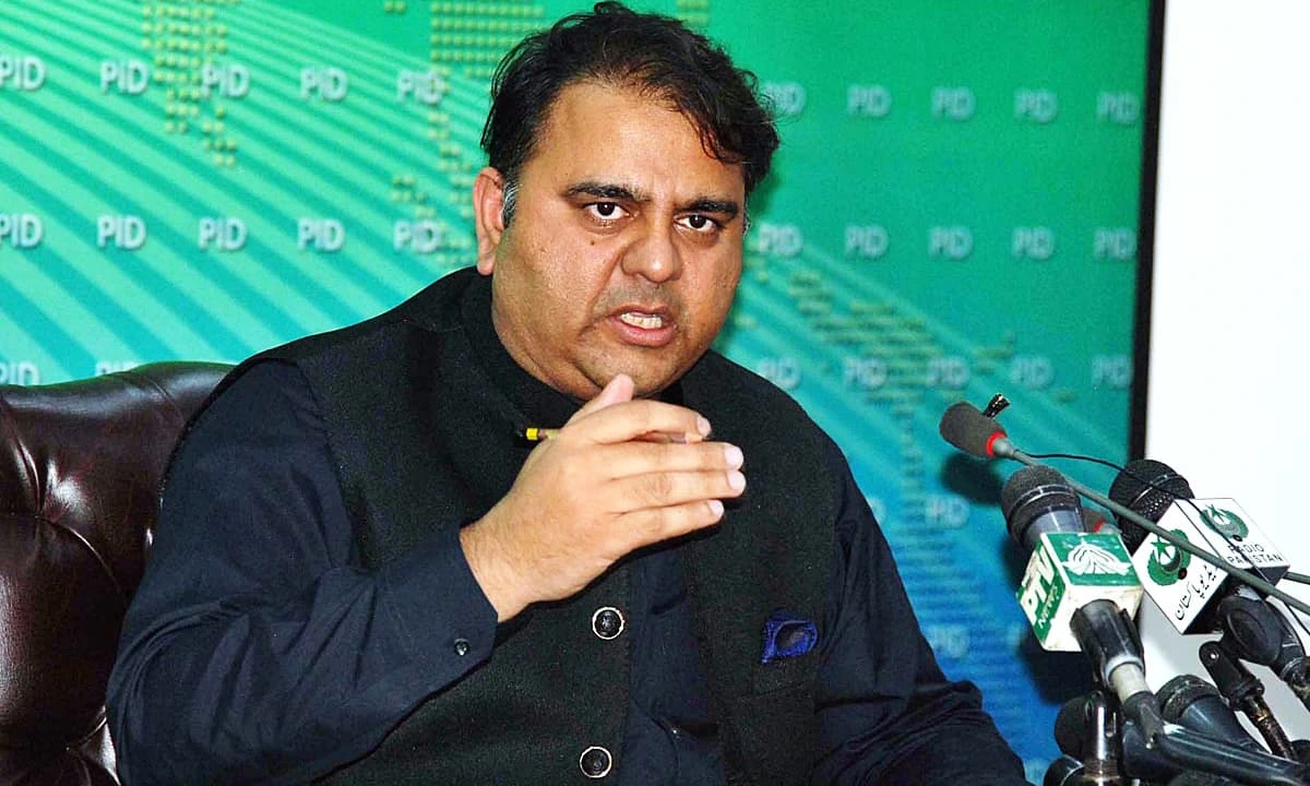 سابق وزیرِ اطلاعات فواد چوہدری کی جانب سے سینئر صحافی طلعت حسین پر پی ٹی وی سے لاکھوں روپے لینے کا الزام بے بنیاد نکلا، جس پر سوشل میڈیا پر ان کا 'ہیلی کاپٹر معاشی نظریہ' دوبارہ وائرل ہو گیا ہے۔