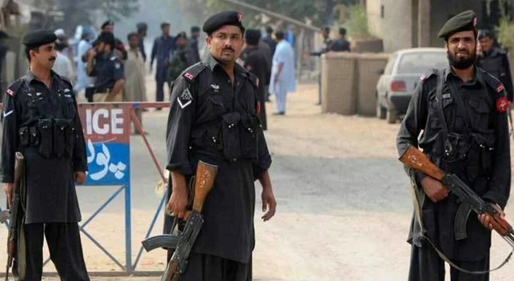 بنوں کے علاقے میریان میں پولیس نے بروقت اور مؤثر کارروائی کرتے ہوئے دہشت گردی کا ایک بڑا منصوبہ ناکام بنا دیا ہے، جس کے دوران شدید فائرنگ کے تبادلے میں 8 دہشت گرد ہلاک جبکہ پولیس کا ایک اہلکار شہید ہو گیا۔