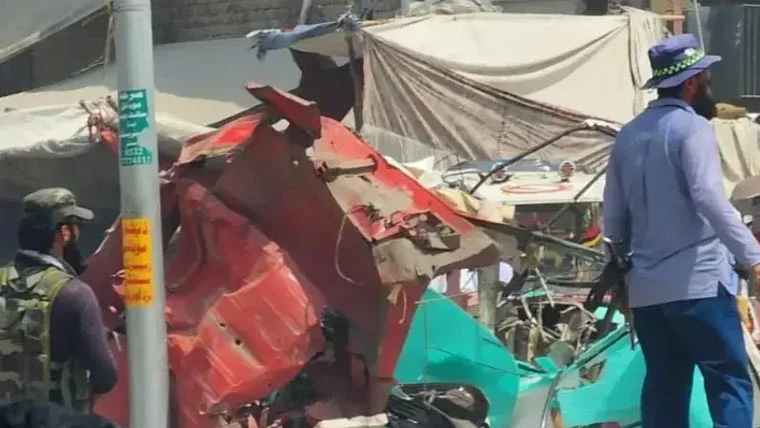 لکی مروت کے سرائے نورنگ بازار میں گاڑی کے ذریعے کیے گئے دھماکے میں 7 افراد شہید اور 18 زخمی ہو گئے۔ پولیس نے علاقے کو گھیرے میں لے کر تحقیقات شروع کر دیں۔