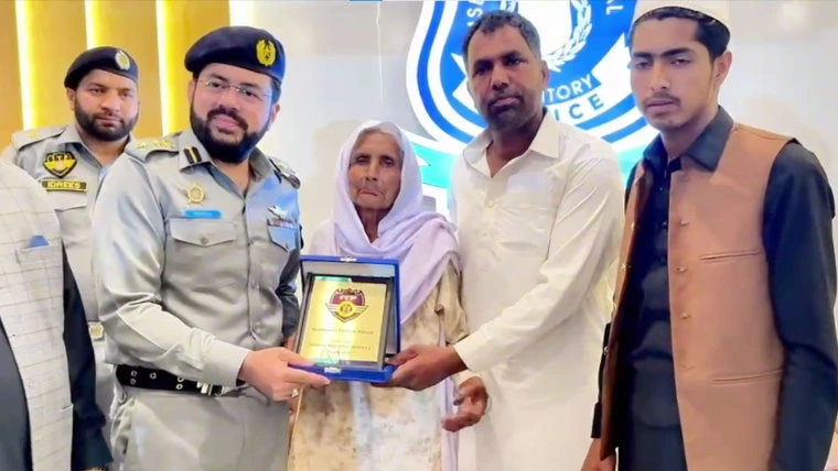 اسلام آباد پولیس نے ستارۂ شجاعت پانے والے لیاقت شہید کے اہل خانہ کو اعزاز دیتے ہوئے ٹریفک پولیس کے نئے ویٹنگ ہال کا افتتاح ان کے ہاتھوں کروایا۔