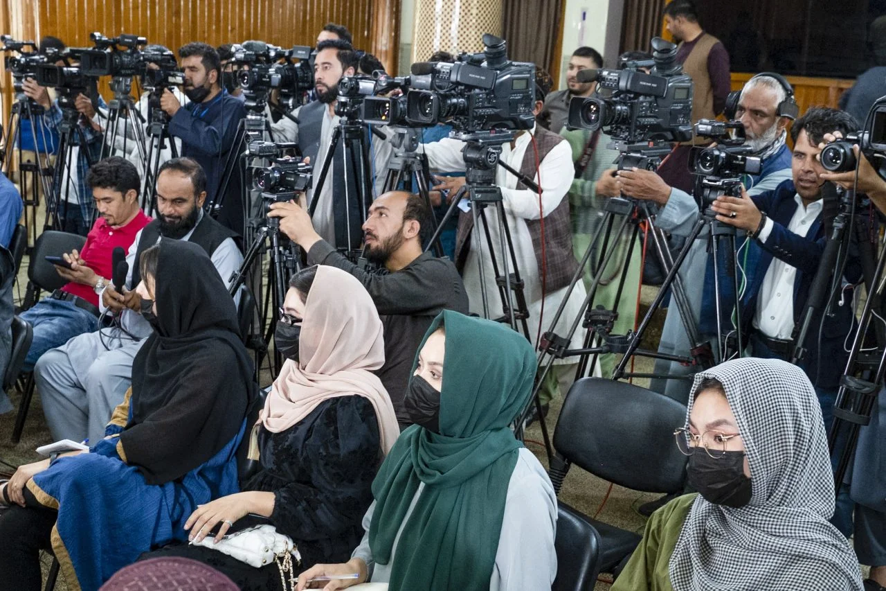افغانستان میں میڈیا کی آزادی پر ایک بار پھر سوالیہ نشان لگ گیا ہے۔ طالبان کی انٹیلی جنس نے طلوع نیوز کے دو اہم صحافیوں اور مقامی ایجنسی کے جاوید نیازی سمیت 8 صحافیوں کو حراست میں لے لیا ہے، جن کی وجوہات تاحال نامعلوم ہیں۔