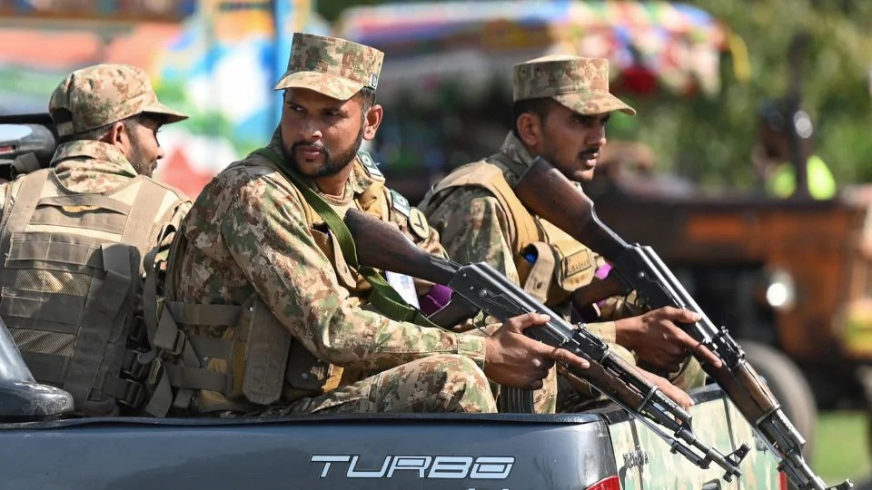 باجوڑ میں سکیورٹی فورسز نے انٹیلی جنس بنیادوں پر کاروائی کرتے ہوئے ٹی ٹی پی کے نائب گورنر کے بھائی امان اللہ کو ہلاک کر دیا ہے۔ ہلاک دہشت گرد کی افغانستان میں ریکارڈ شدہ ویڈیو بھی سامنے آ گئی ہے جس سے سرحد پار رابطوں کی تصدیق ہوتی ہے۔