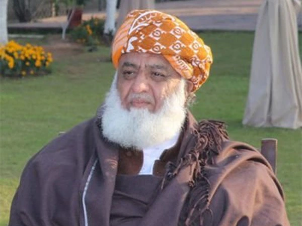 مولانا فضل الرحمان نے ایک بار پھر سکیورٹی فورسز کی کارروائیوں کو تنقید کا نشانہ بناتے ہوئے فتنہ الخوارج کے بیانیے کو تقویت دی ہے، جسے ماہرین ان کے خلاف جاری کرپشن کیسز سے توجہ ہٹانے کا حربہ قرار دے رہے ہیں۔