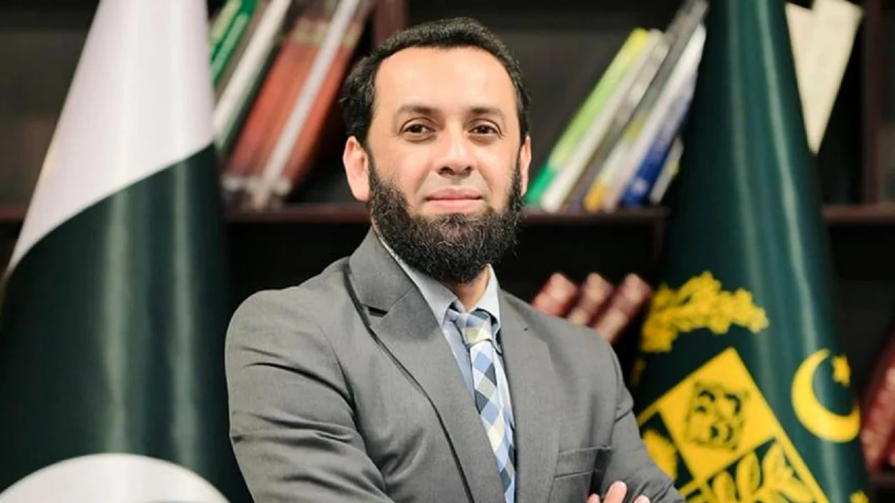 وفاقی وزیر عطاء تارڑ نے پاکستان کے خلاف بیرونِ ملک سے چلائی جانے والی منظم منفی مہم کو بے نقاب کر دیا ہے، جبکہ بھارتی میڈیا اینکر ارنب گوسوامی کو ریٹنگ کے لیے اخلاقی حدود پامال کرنے پر شدید تنقید کا سامنا ہے۔