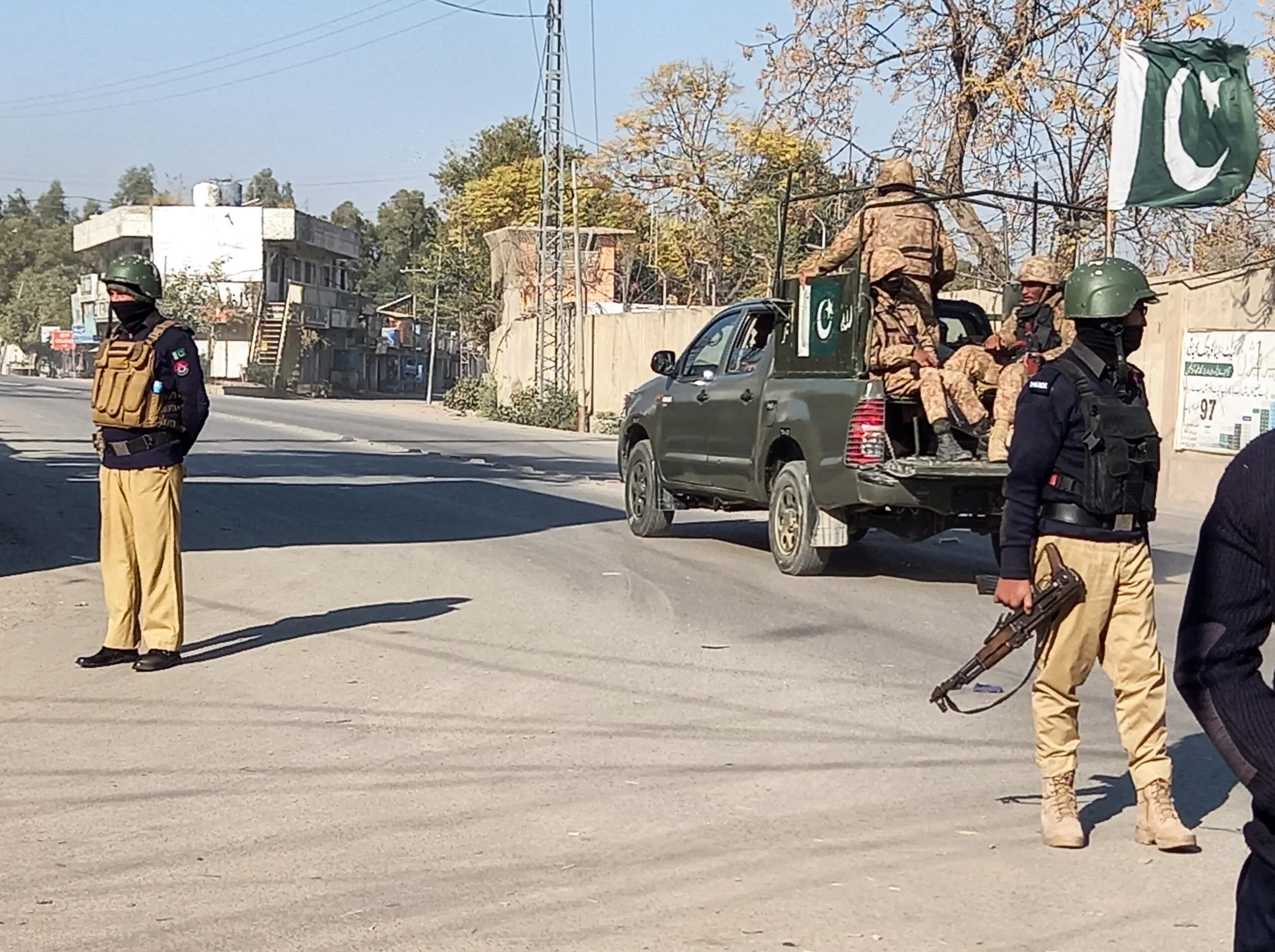بنوں کے علاقے فتح خیل میں پولیس چوکی پر بارود سے بھری گاڑی کے ذریعے خودکش حملہ کیا گیا، جس کے نتیجے میں عمارت اور قریبی گھروں کو شدید نقصان پہنچا ہے جبکہ فائرنگ کا تبادلہ جاری ہے۔