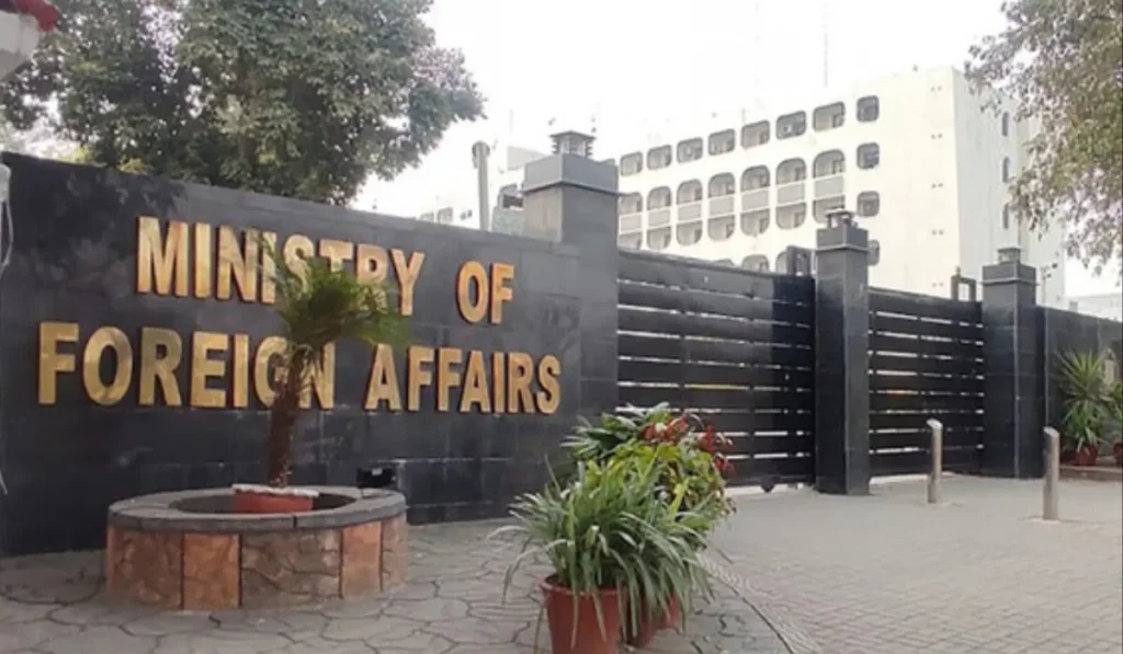 دفترِ خارجہ نے سی بی ایس نیوز کی رپورٹ کو سنسنی خیز قرار دے کر مسترد کر دیا ہے۔ اعلامیے کے مطابق نور خان ایئربیس پر طیاروں کی موجودگی سفارتی عملے کی نقل و حمل کے لیے تھی۔