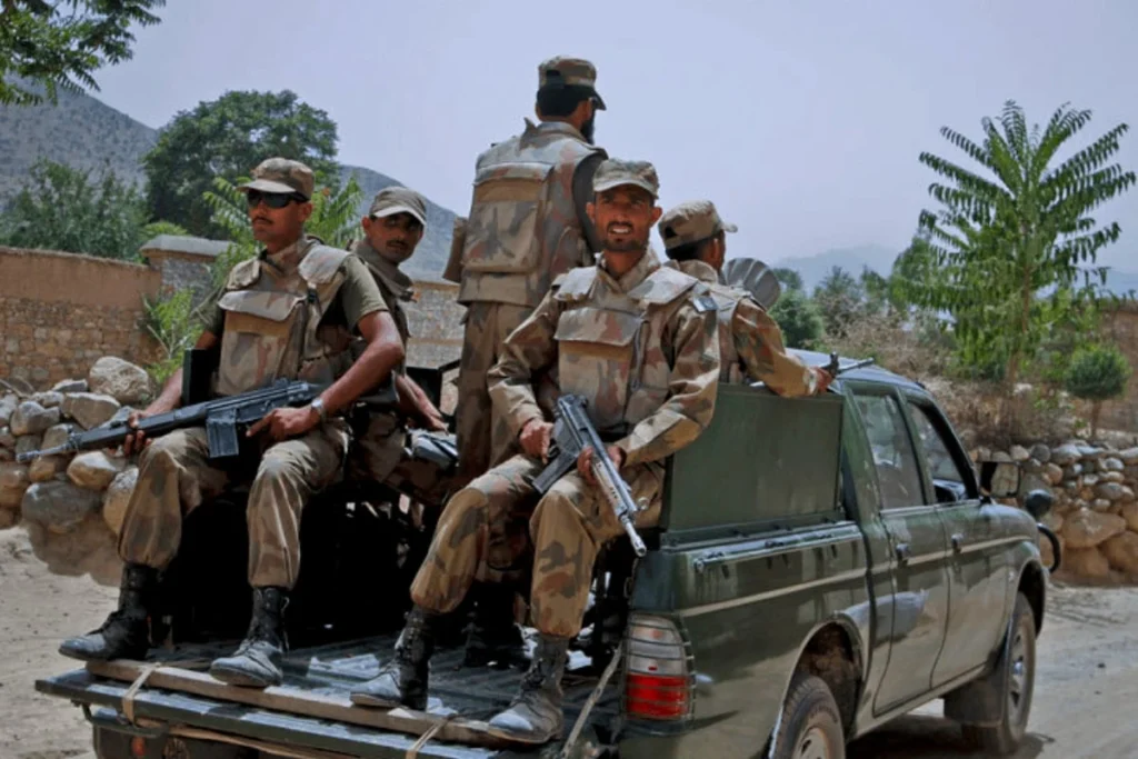 خیبر پختونخوا کے اضلاع بنوں، دتہ خیل اور اسپن وام میں سکیورٹی فورسز نے کارروائی کرتے ہوئے فتنہ الخوارج کے 23 دہشت گردوں کو ہلاک کر دیا۔