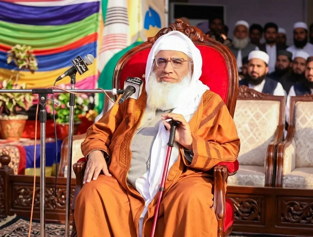 مولانا صاحب کے قتل میں وہی ہاتھ ملوث ہیں جنہوں نے پہلے ان کے خلاف سوشل میڈیا پر مذاق اڑایا اور گالم گلوچ کی۔ حقیقت یہ ہے کہ ایسے لوگ بعد میں خود کو بری الذمہ ثابت کرنے کی کوشش کرتے ہیں۔ یہ لوگ نہ اسلام کے خیر خواہ ہیں نہ پاکستان کے، بلکہ نفرت کو ہوا دینے والے ہیں۔