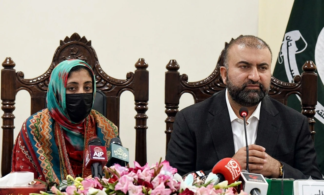 اسلام آباد میں خودکش حملے کا منصوبہ ناکام بناتے ہوئے ایک خاتون حملہ آور کو گرفتار کر لیا گیا؛ وزیرِ اعلیٰ سرفراز بگٹی کے مطابق خاتون کو والد کے قتل کی دھمکی دے کر حملے پر مجبور کیا گیا تھا۔
