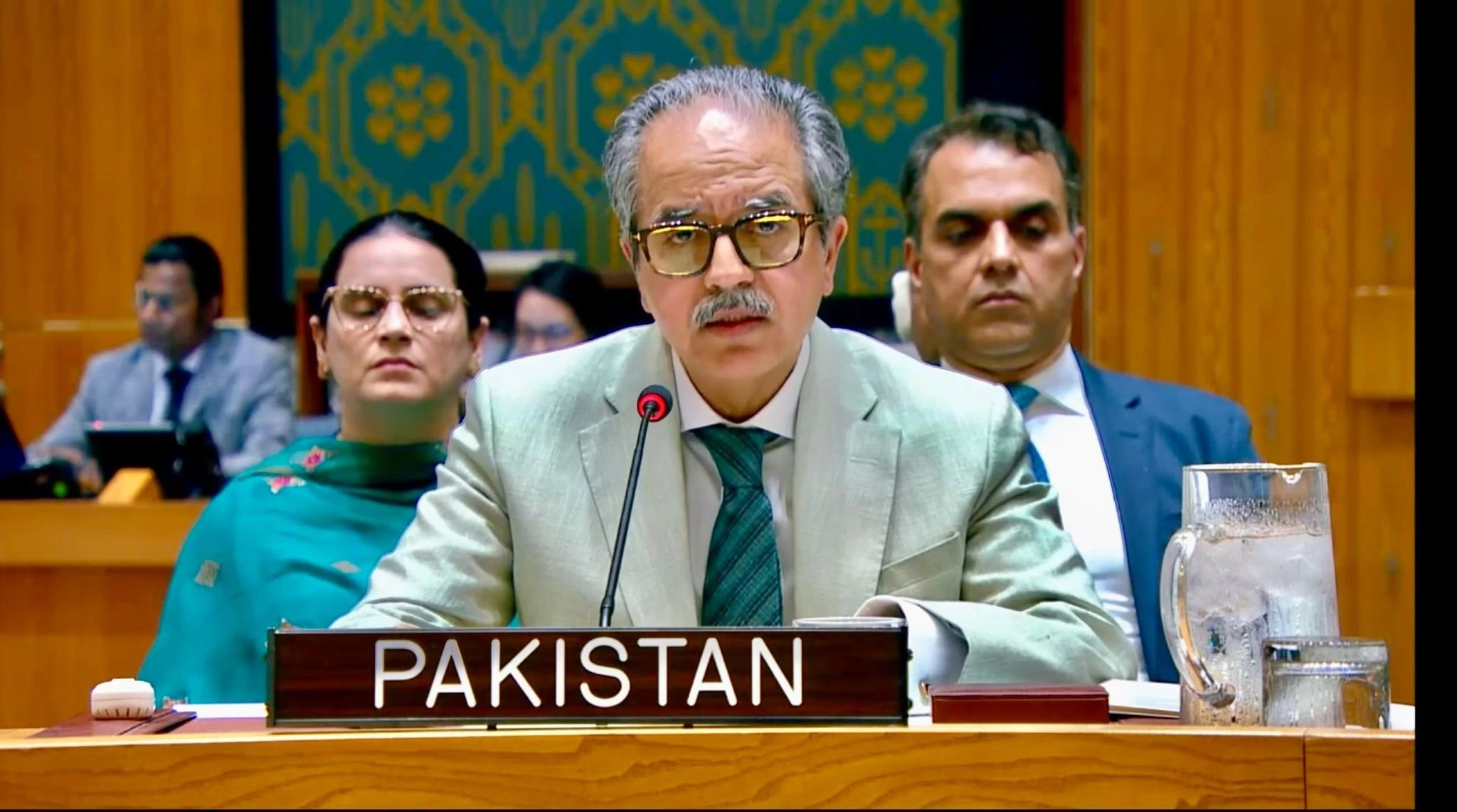 اقوامِ متحدہ میں پاکستان کے مستقل مندوب سفیر عاصم افتخار احمد نے سلامتی کونسل میں مباحثے کے دوران مقبوضہ کشمیر اور فلسطین کا مقدمہ اٹھاتے ہوئے کہا ہے کہ عالمی قوانین واضح ہیں مگر اصل بحران ان پر عملدرآمد اور احتساب کا نہ ہونا ہے۔