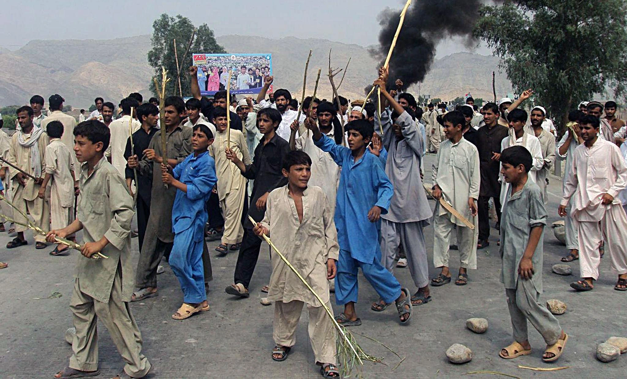 افغانستان کے صوبہ بدخشاں میں طالبان اور مقامی آبادی کے درمیان کئی گھنٹوں سے جاری کشیدگی انتہائی خطرناک حد تک بڑھ گئی ہے۔ طالبان کی جانب سے بڑے پیمانے پر گرفتاریاں اور مقامی رہنماؤں پر دباؤ بڑھا دیا گیا ہے، جبکہ ویڈیو شواہد میں مظاہرین کو ٹائر جلاتے اور نعرے بازی کرتے ہوئے دیکھا جا سکتا ہے۔