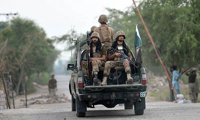 بلوچستان کے علاقے منگلہ زرغون غر میں 13 مئی سے جاری سکیورٹی فورسز کے انٹیلی جنس بیسڈ آپریشن میں فتنہ ہندوستان کے 35 سے زائد عسکریت پسند مارے گئے اور 3 کمانڈرز کو گرفتار کر لیا گیا ہے۔