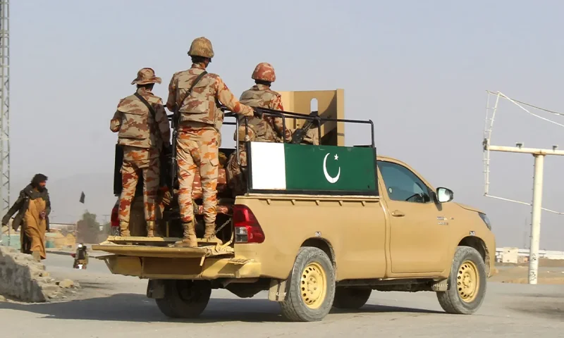 ہنگو میں سکیورٹی فورسز نے فتنہ الخوارج کے 100 سے زائد دہشت گردوں کی دراندازی کی کوشش ناکام بنا دی۔ جھڑپوں میں خارجیوں کو بھاری نقصان، علاقے کو کلیئر کرا لیا گیا۔