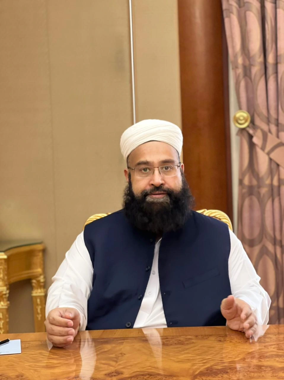 اے آر وائی نیوز نے علامہ طاہر اشرفی کے خلاف وائرل ہونے والے اسکرین شاٹ کو جعلی قرار دیتے ہوئے واضح کیا ہے کہ ادارے کا اس بے بنیاد خبر سے کوئی تعلق نہیں۔