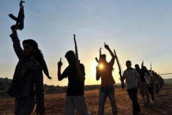 ماضی کے جنگی فتووں اور مفاد پرست طبقوں کے تضاد نے غریب کی نسلوں کو برباد کیا؛ اب وقت ہے کہ نوجوانوں کو ہتھیار کے بجائے کتاب دے کر علم و شعور کی راہ پر ڈالا جائے۔