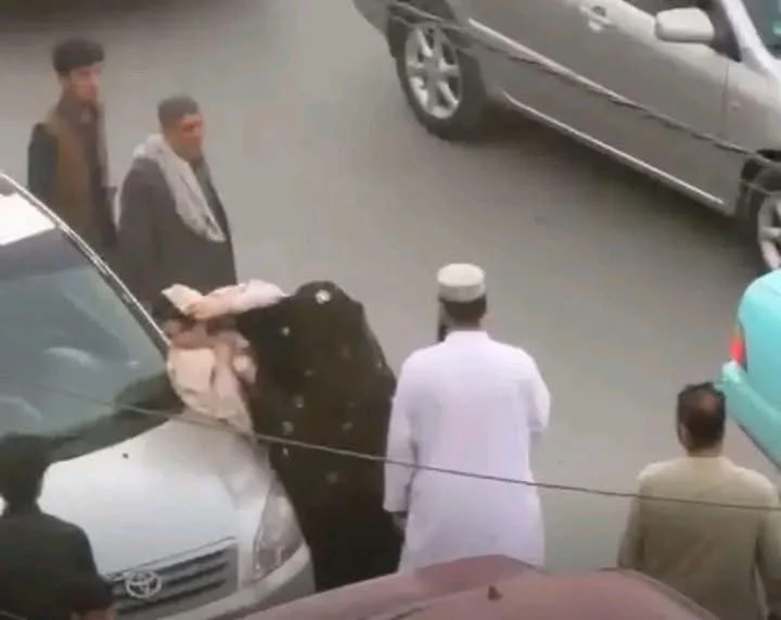 افغانستان میں لباس کی بنیاد پر خواتین پر تشدد اور گرفتاریوں نے انسانی حقوق کے عالمی اصولوں پر سوالیہ نشان لگا دیا ہے، جو معاشرے میں خوف اور حکمرانوں سے دوری کا سبب بن رہے ہیں۔
