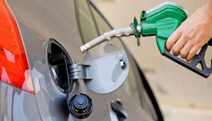 پٹرولیم ڈویژن نے پیٹرول کی قیمت میں 14.92 روپے اور ڈیزل میں 15 روپے فی لیٹر اضافے کا اعلان کر دیا ہے، نئی قیمتیں ایک ہفتے کے لیے نافذ العمل ہوں گی۔