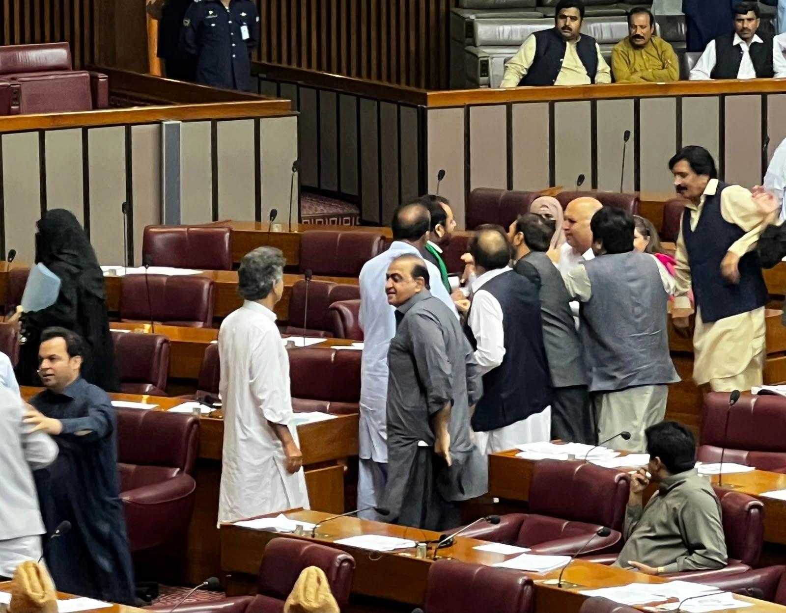 پی ٹی آئی اراکین کی لڑائی
