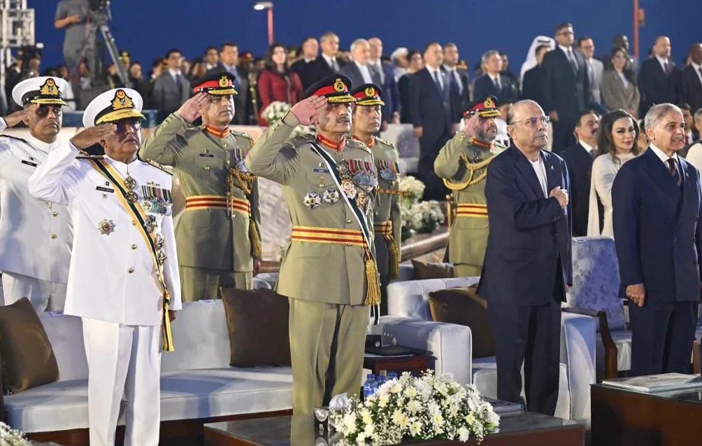 پاکستان مونومنٹ پر منعقدہ بنیان مرصوص لیزر شو نے قیامِ پاکستان کی جدوجہد اور دفاعِ وطن کے معرکوں کو جدید بصری ٹیکنالوجی کے ذریعے زندہ کر دیا، جس میں شہداء اور غازیوں کو بھرپور خراجِ تحسین پیش کیا گیا۔