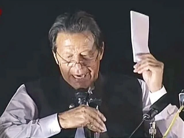 سائفر کا معاملہ غیر سفارتی زبان اور امریکی دباؤ کو تو ظاہر کرتا ہے، لیکن شواہد اور اتحادیوں کی علیحدگی کے پارلیمانی حقائق یہ ثابت کرتے ہیں کہ عمران خان کی حکومت کسی بیرونی سازش سے نہیں بلکہ داخلی عددی بحران کے باعث آئینی طریقے سے ختم ہوئی۔
