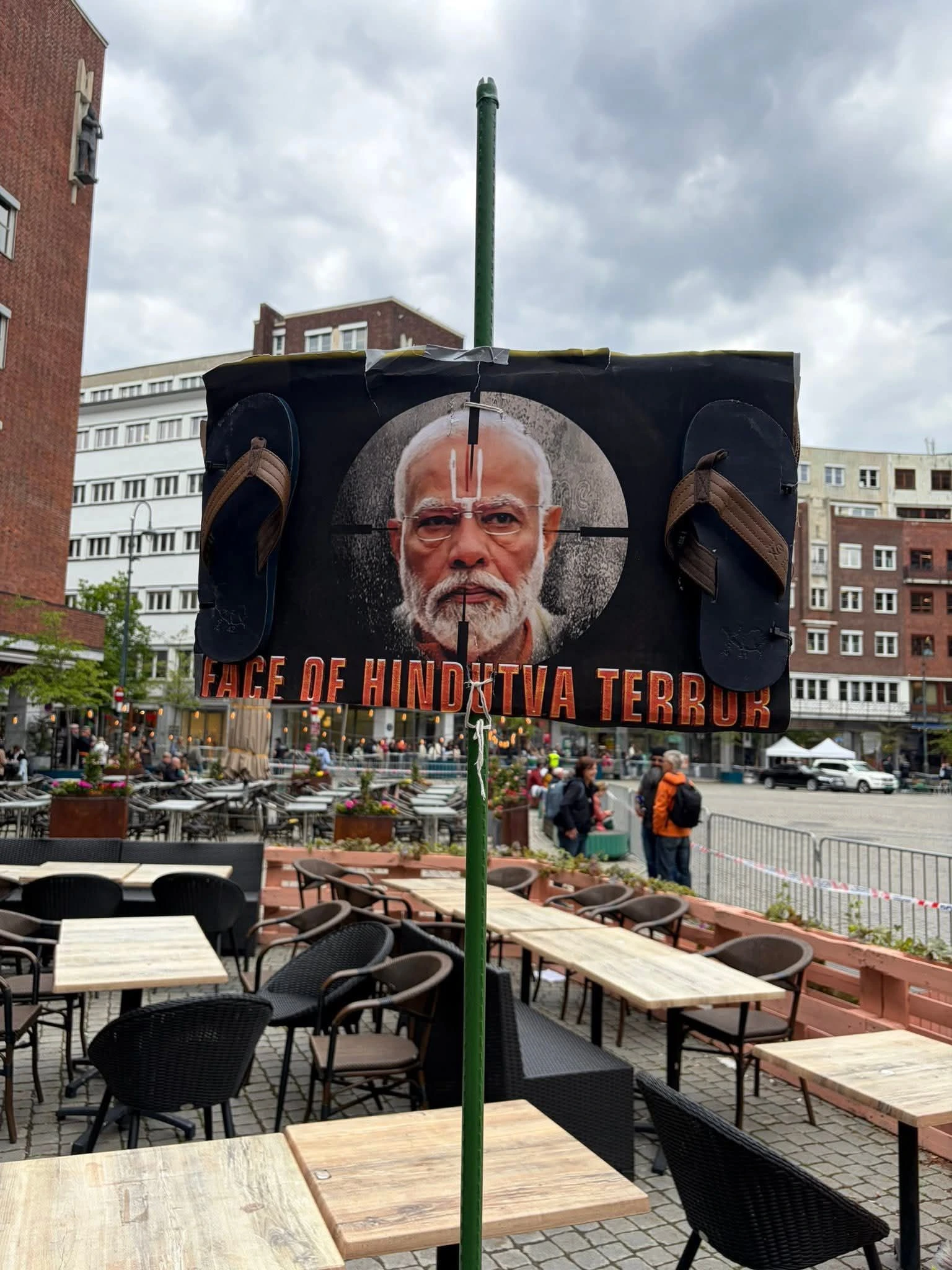 مودی کے دورۂ ناروے پر کشمیری و سکھ تنظیموں نے نارویجن پارلیمنٹ کے سامنے احتجاج کرتے ہوئے بھارت میں مبینہ انسانی حقوق کی خلاف ورزیوں پر شدید ردعمل دیا۔