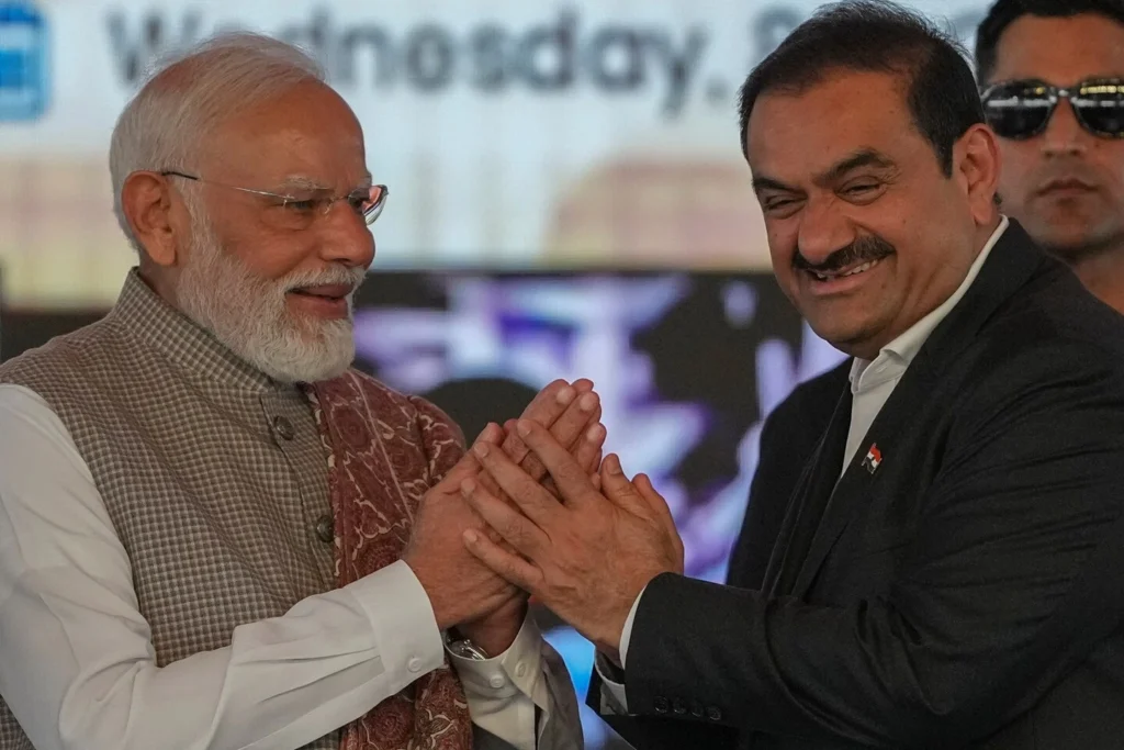 مغربی بنگال میں نئی حکومت کے قیام کے بعد چکن نیک کے اہم ترین تزویراتی علاقے میں 120 ایکڑ اراضی مرکز کے حوالے کر دی گئی، جس کا بنیادی فائدہ مبینہ طور پر اڈانی گروپ کو پہنچنے کا انکشاف ہوا ہے۔