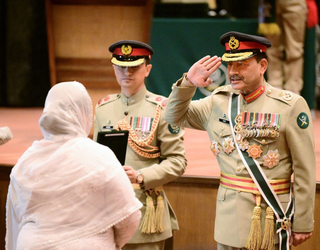 جی ایچ کیو راولپنڈی میں منعقدہ سرمئی تقریب میں فیلڈ مارشل سید عاصم منیر نے افسران اور شہدا کے لواحقین کو 50 ستارہ امتیاز اور 12 تمغۂ بسالت سے نوازا۔