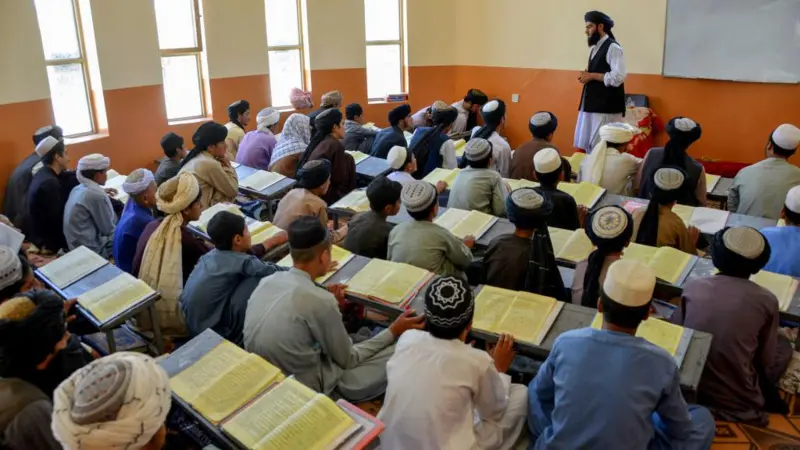 افغان طالبان کے سپریم لیڈر ملا ہبت اللہ اخوندزادہ نے افغانستان میں نجی مدارس کے قیام پر پابندی عائد کرتے ہوئے تمام مدارس کو وزارتِ تعلیم کے کنٹرول میں دینے کا حکم جاری کر دیا ہے۔