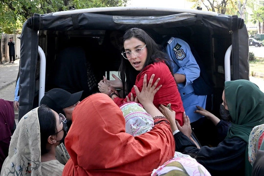 راجہ بازار راولپنڈی میں قرض کے تنازع سے شروع ہونے والا جھگڑا دو جانوں کے ضیاع پر ختم ہوا، جبکہ بعد ازاں خواتین کی گرفتاری، احتجاجی دھرنے اور شناختی دستاویزات سے محرومی جیسے مسائل نے ایک بڑے سماجی المیے کو بے نقاب کر دیا۔