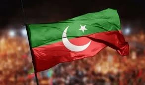 پی ٹی آئی کے انقلابی بیانیے اور تضادات پر مبنی خصوصی رپورٹ؛ تیرہ سالہ اقتدار کے باوجود کے پی میں تبدیلی کے آثار نہیں، جبکہ سوشل میڈیا تنقید کو 'بوٹس' قرار دینا عوامی غصے سے فرار کا راستہ ہے۔