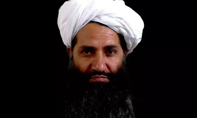 طالبان کے امیر ملا ہبت اللہ اخوندزادہ نے عید کے خطبے میں عوام پر اندھی اطاعت لازم قرار دے دی ہے، جسے ماہرین نے اندرونی اختلافات اور اقتدار بچانے کی کوشش قرار دیا ہے۔