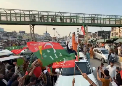 فیض آباد میں پی ٹی آئی کے احتجاجی دھرنے کے باعث لگے ٹریفک جام میں بیٹی کے جاں بحق ہونے کے بعد، غم سے نڈھال باپ نے پل سے چھلانگ لگا کر اپنی زندگی کا خاتمہ کر لیا، جس نے احتجاجی سیاست کے چہرے کو بے نقاب کر دیا ہے۔