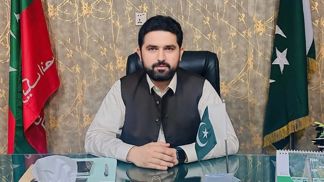 کے پی میں سیاسی ناپختگی اور بیوروکریسی کی تضحیک: پی ٹی آئی حکومت پر شدید تنقید