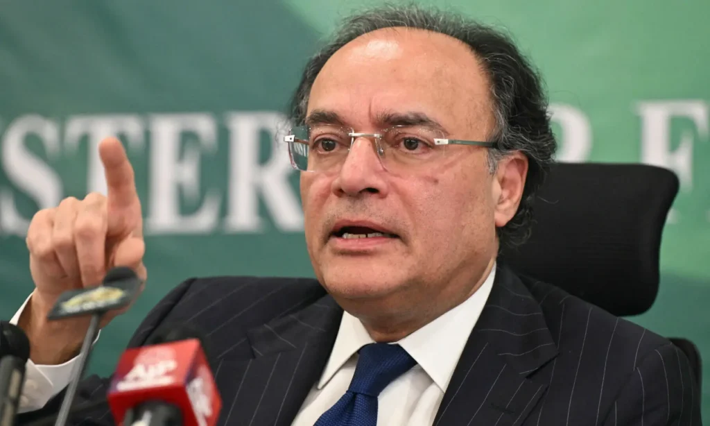 وزیر خزانہ محمد اورنگزیب نے کہا ہے کہ عالمی مارکیٹ میں پیٹرولیم قیمتیں کم ہونے پر عوام کو مکمل ریلیف دیا جائے گا، جبکہ خسارے میں چلنے والے سرکاری ادارے بند کیے جا رہے ہیں۔