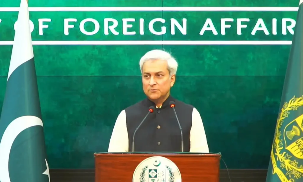 پاکستان نے بھارتی وزارتِ خارجہ کی جانب سے آزاد کشمیر سے متعلق دیے گئے بیانات کو یکسر مسترد کرتے ہوئے مقبوضہ کشمیر اور آزاد کشمیر کے درمیان کسی بھی قسم کے موازنے کو باطل قرار دیا ہے۔