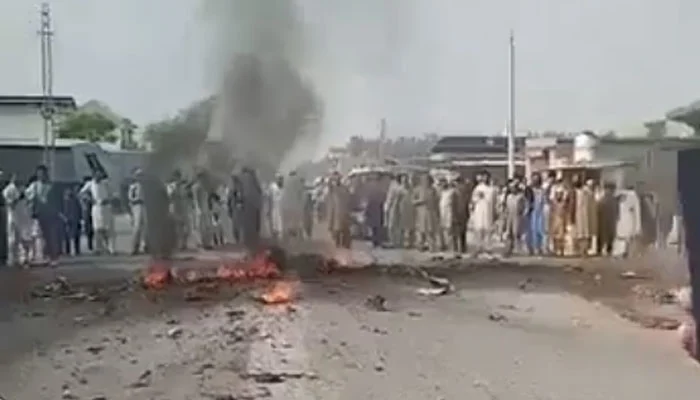 مردان میں پاک فضائیہ کا پی اے سی سپر مشاق تربیتی طیارہ فنی خرابی کے باعث گر کر تباہ ہو گیا، جس میں سوار فضائیہ اور بحریہ کے دو افسران شہید ہو گئے۔