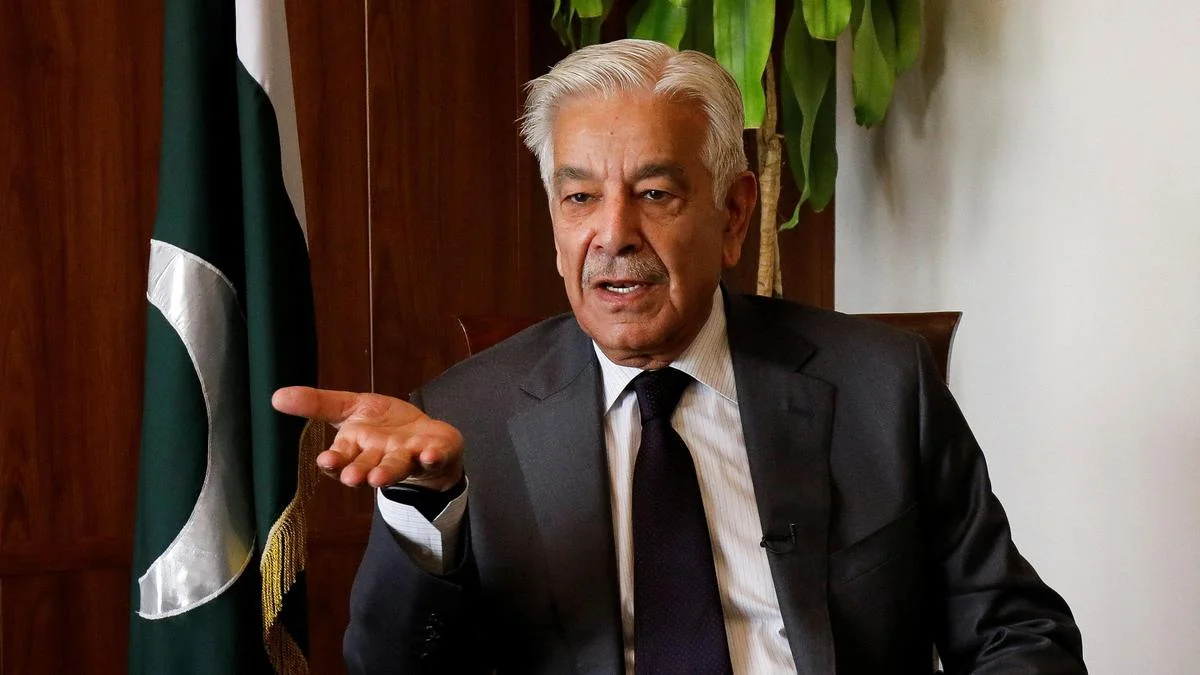 وزیرِ دفاع خواجہ آصف نے واضح کیا ہے کہ افغان طالبان کے بیانات اور عمل میں تضاد ہے، وہ زبانی دعوؤں کے باوجود ٹی ٹی پی کے خلاف تحریری ضمانت دینے سے انکاری ہیں جس کی وجہ سے ان پر اعتماد کرنا پاکستان کے لیے خطرناک ہو سکتا ہے۔