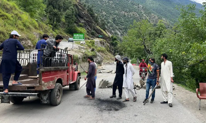 پاکستان نے آزاد کشمیر میں سڑکوں کی بندش سے متعلق بی بی سی اردو کی یکطرفہ رپورٹ کو مسترد کرتے ہوئے برطانوی ادارے کے خلاف باضابطہ احتجاج درج کرا دیا ہے۔