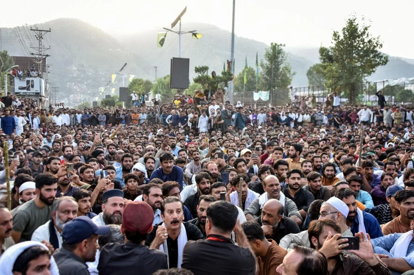 راولاکوٹ میں کالعدم جوائنٹ عوامی ایکشن کمیٹی نے دھرنے ختم کر دیے، جس کے بعد پولیس اور رینجرز نے کنٹرول سنبھال لیا۔ حکومت نے 177 ایف آئی آرز بحال اور رہنماؤں کے خلاف بغاوت کے مقدمات درج کر دیے۔