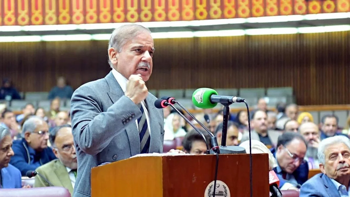 وزیراعظم شہباز شریف نے قومی اسمبلی میں کہا ہے کہ ایران امریکہ معاہدے میں پاکستان کا ثالثی کردار تاریخی اہمیت رکھتا ہے، جس کے بعد خطے میں کشیدگی میں کمی اور معاشی اشاریوں میں بہتری دیکھنے میں آ رہی ہے۔