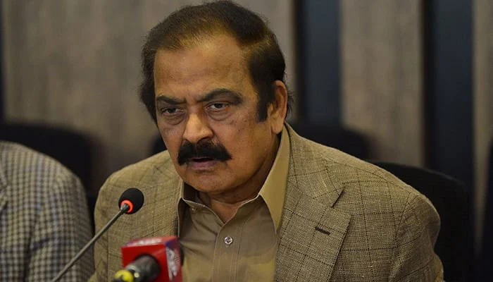 رانا ثنااللہ نے آزاد کشمیر میں مہاجرین کی نشستیں ختم کرنے کا مطالبہ مسترد کرتے ہوئے کہا ہے کہ جتھہ کلچر اور دھونس سے آئینی مسائل حل نہیں ہو سکتے۔