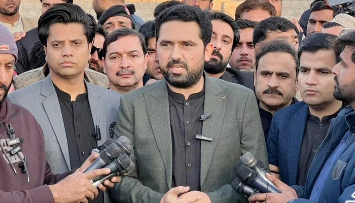 خیبر پختونخوا میں گومل یونیورسٹی بحران اور پی ایچ ڈی اساتذہ کی برطرفی پر وزیراعلیٰ سہیل آفریدی کو عوامی مسائل نظرانداز کرنے پر شدید تنقید کا سامنا ہے۔