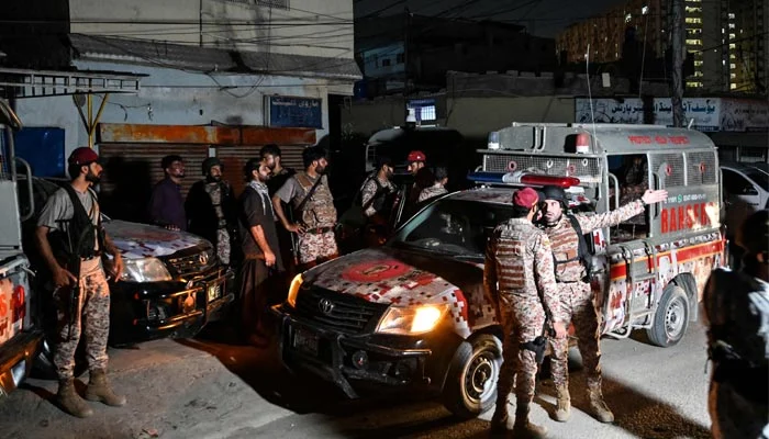 کراچی میں رینجرز کیمپ پر جماعت الاحرار کے خوارج کا حملہ ناکام بنا دیا گیا؛ جوابی کاروائی میں 3 دہشتگرد ہلاک اور ایک افغان خوارجی گرفتار، جب کہ رینجرز کے 3 جوان شہید ہو گئے۔
