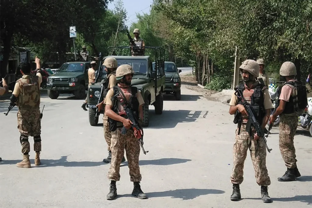 بلیدہ کے علاقے نیوانو میں ایف سی بلوچستان ساؤتھ نے انٹیلی جنس بنیادوں پر کاروائی کرتے ہوئے دو مطلوب دہشت گردوں کو ہلاک کر دیا۔