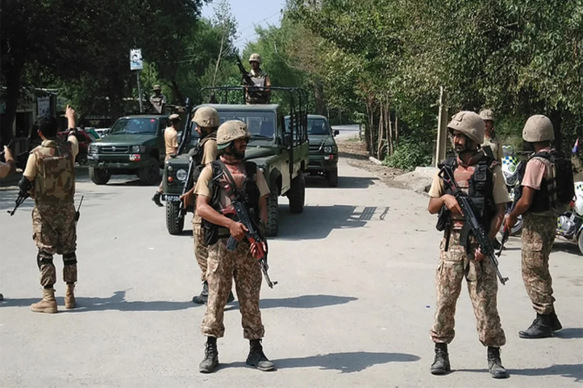 بلیدہ کے علاقے نیوانو میں ایف سی بلوچستان ساؤتھ نے انٹیلی جنس بنیادوں پر کاروائی کرتے ہوئے دو مطلوب دہشت گردوں کو ہلاک کر دیا۔