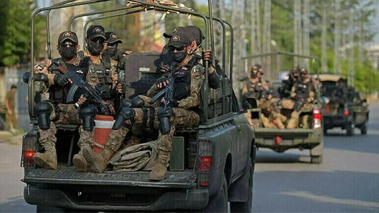 آئی ایس پی آر کے مطابق سکیورٹی فورسز نے بلوچستان کے مختلف اضلاع میں کامیاب کاروائیاں کرتے ہوئے دہشت گرد تنظیم 'فتنہ ہندوستان' کے متعدد کارندوں کو ہلاک اور ان کے ٹھکانوں کو تباہ کر دیا ہے۔